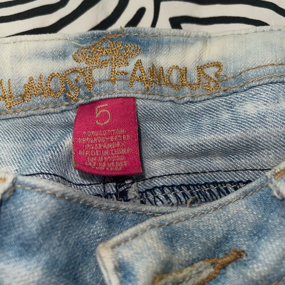 Distressed light wash denim pants - Picture 4 of 4